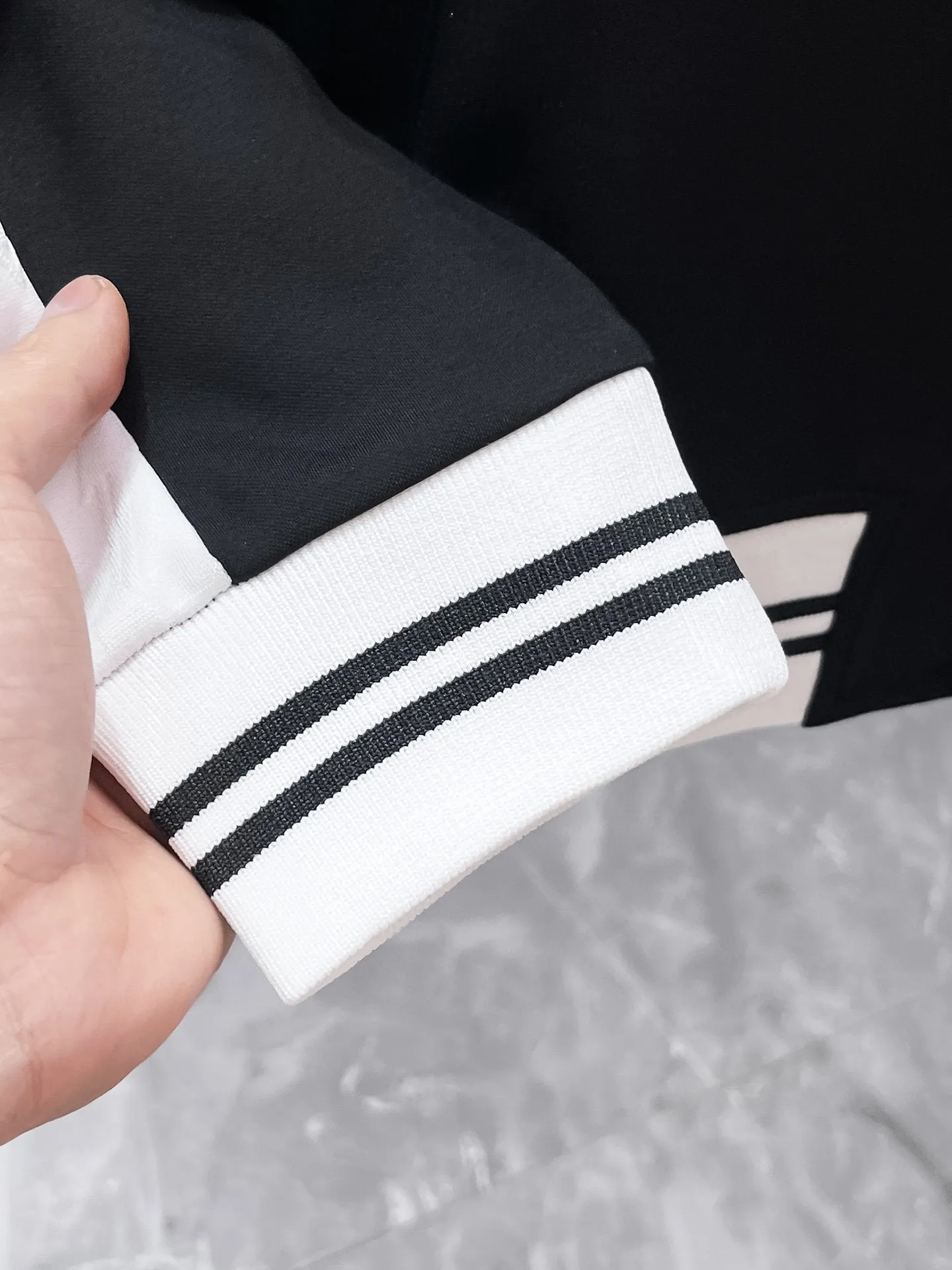🅿️720 LV hot-selling suit is coming. Focus on the original version of the official website. 2025 new hot-selling cardigan suit. The original order is the best. 🇭🇰The meticulous work of top designers. It has a fitting and perfect upper body effect. All-natural high-quality Tencel Roman cotton 100%, close-fitting comfort, noble and elegant! Original hardware embodies elegance and nobility! Counter size: M-3XL (maximum wear up to 190 pounds)